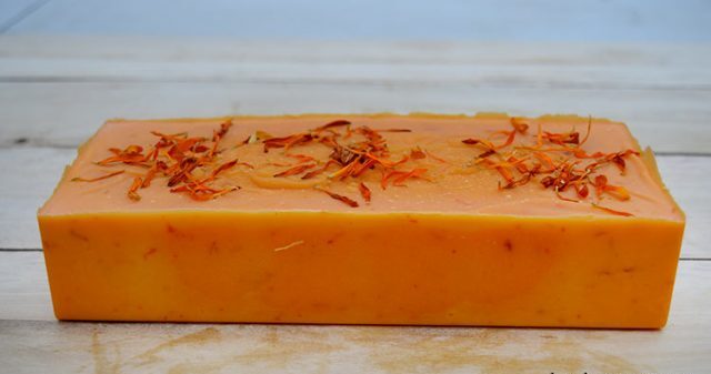Оранжевое мыло с семенами аннато