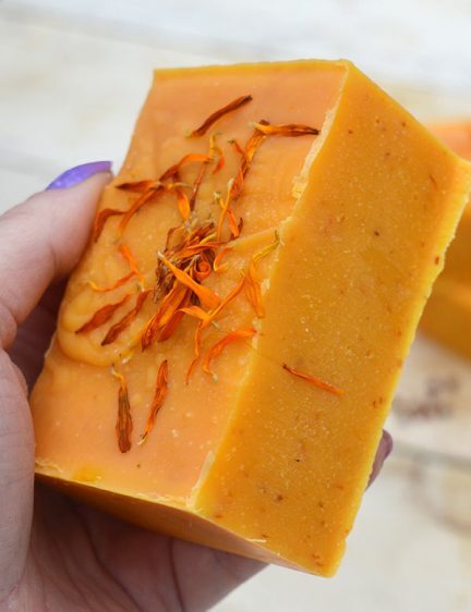 Оранжевое мыло с семенами аннато